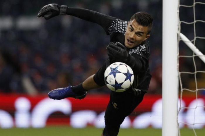 Aksi Emil Audero saat menjalani sesi latihan menjelang laga final Liga Champions antara Juventus dan Real Madrid di Principality Stadium, Wales, 2 Juni 2017.