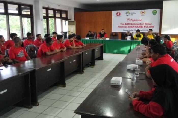 Atlet Bola Tangan Kaltim sebelum.bertolak ke Seleknas Asian Games di Jakarta. 