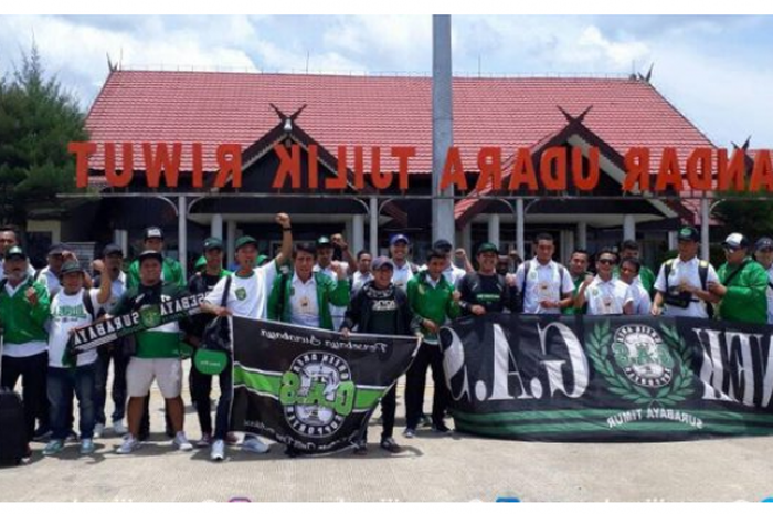 Sejumlah Bonek menyambut kedatangan ofisial dan pemain Persebaya Surabaya di Bandara 