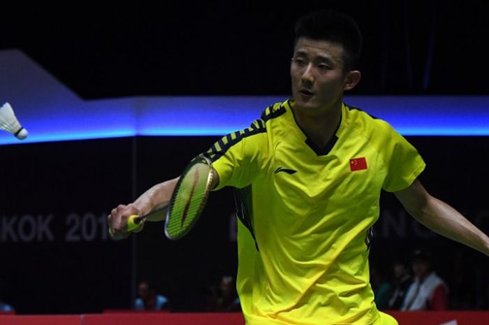 Pebulu tangkis tunggal putra China, Chen Long, mengembalikan kok ke arah Chou Tien Chen (Taiwan) pada laga perempat final Piala Thomas 2018 yang berlangsung di Impact Arena, Bangkok, Thailand, Kamis (24/5/2018).