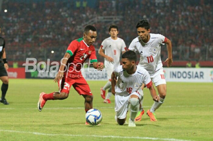   Aksi Todd Rivaldo Ferre dalam laga timnas U-19 Indonesia kontra timnas U-19 Filipina, di Stadion G