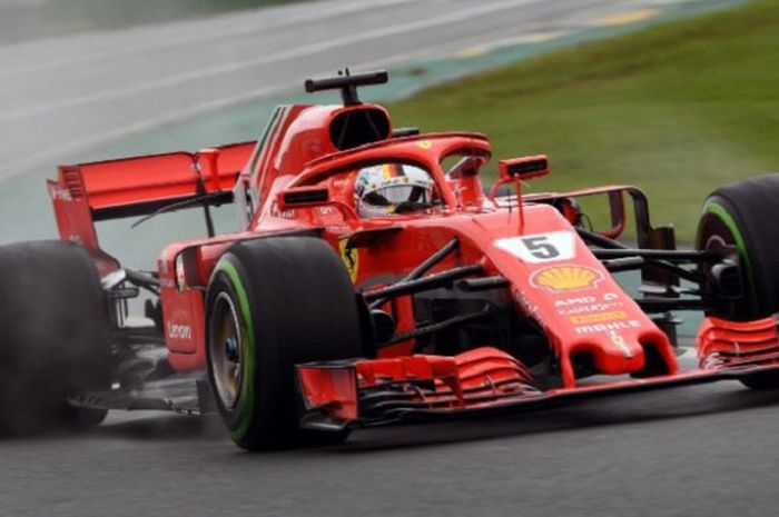 Pebalap Scuderia Ferrari, Sebastian Vettel (Jerman), menjalani sesi latihan GP Australia, di Sirkuit Grand Prix Melbourne, Australia, Sabtu (24/3/2018).