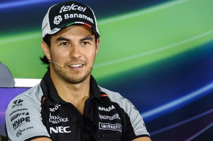 Pebalap Formula 1 (F1) yang membela  tim Sahara Force India, Sergio Perez, berbicara saat mengikuti sesi konferensi pers menjelang GP Singapura di Sirkuit Marina Bay Street, Jumat (15/9/2016).