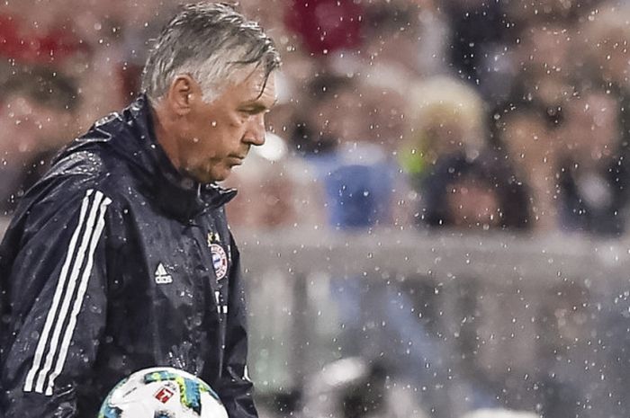 Ekspresi pelatih Bayern Muenchen, Carlo Ancelotti, dalam pertandingan Liga Jerman 2017-2018 menghadapi Bayer Leverkusen di Stadion Allianz Arena, Muenchen, Jerman, pada Jumat (18/8/2017).