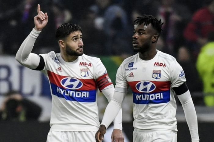 Gelandang Olympique Lyon, Nabil Fekir (kiri), merayakan gol yang dia cetak ke gawang Paris Saint-Germain dalam laga Liga Prancis di Stadion Groupama, Lyon, pada 21 Januari 2018.