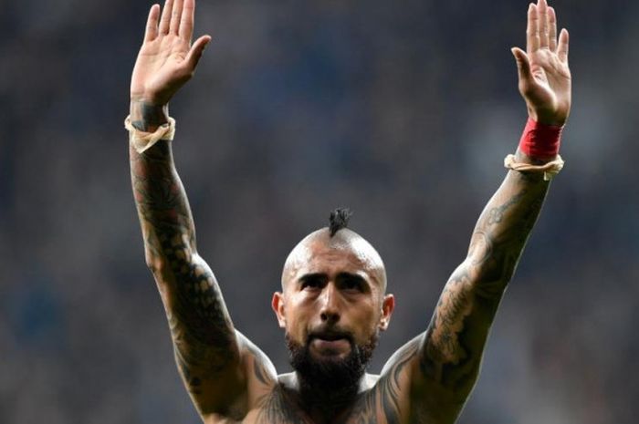 Gelandang Bayern Muenchen, Arturo Vidal, mengapresiasi suporter usai laga babak 16 besar Liga Champions lawan Besiktas di Besiktas Park, Istanbul, 14 Maret 2018.