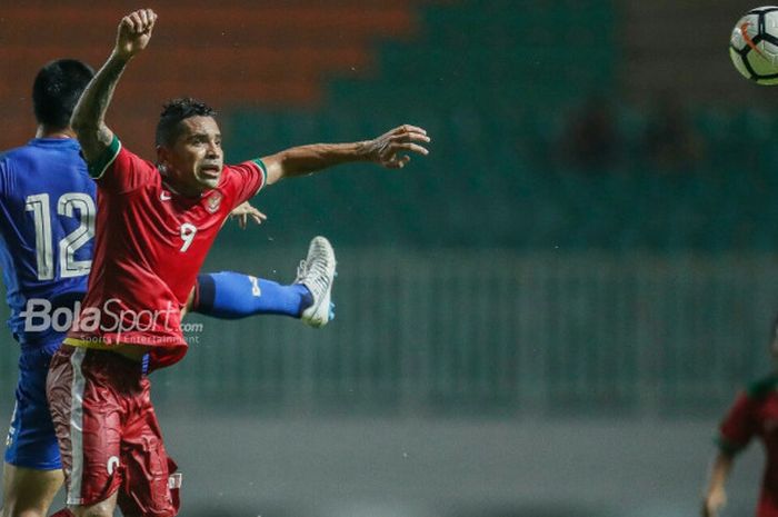 Penyerang timnas U-23 Indonesia, Alberto Goncalves berduel di udara dengan pemain timnas U-23 Thailand, Chatchai Saengdao, di Stadion Pakansari, Kabupaten Bogor, Minggu (3/6/2018).