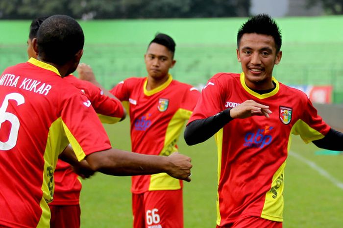 Gelandang Bayu Pradana (kanan) dalam sebuah sesi latihan Mitra Kukar pada 2017.