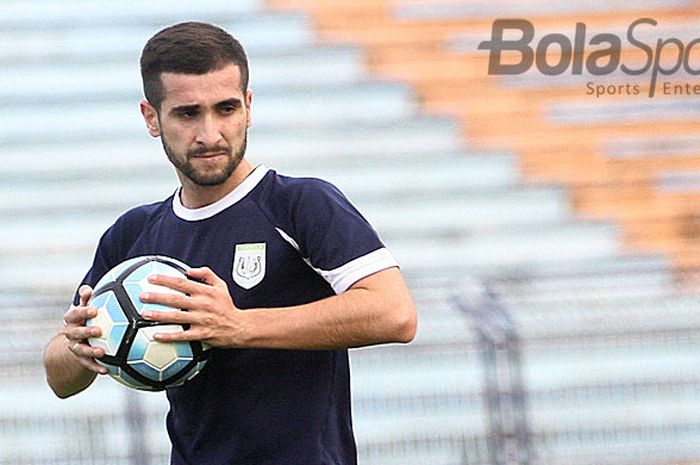 Pemain asing Persela Lamongan asal Tajikistan, Fatkhullo Fatkhulloev saat mengikuti latihan di Stadion Surajaya Lamongan, Selasa (2/1/2018).