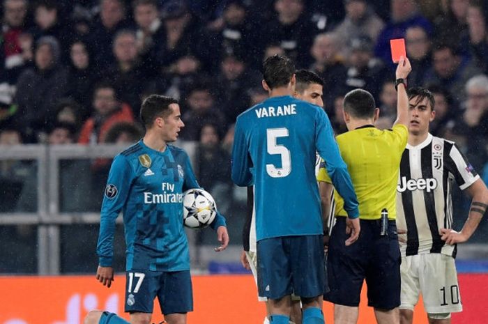 Penyerang Juventus, Paulo Dybala (kanan), menerima kartu merah dalam laga leg pertama perempat final Liga Champions kontra Real Madrid di Stadion Allianz, Turin, Italia pada 3 April 2018.