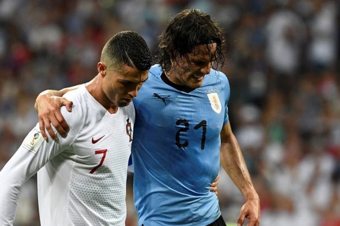 Striker Uruguay, Edinson Cavani, dipapah keluar lapangan oleh kapten Portugal, Cristiano Ronaldo, dalam laga babak 16 besar Piala Dunia 2018, 30 Juni 2018 di Fisht Stadium, Sochi.