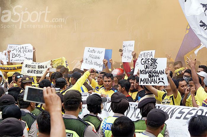 Ratusan Ultrasmania melakukan aksi demo di depan gedung DPRD Gresik, Senin (22/1/2018).