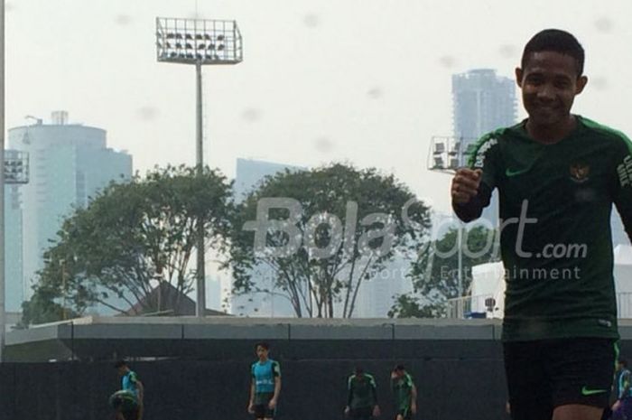 Gelandang timnas U-23 Indonesia, Evan Dimas saat menjalani latihan di Lapangan ABC, Komplek Gelora Bung Karno, Jakarta Pusat, Kamis (23/8/2018) siang. 