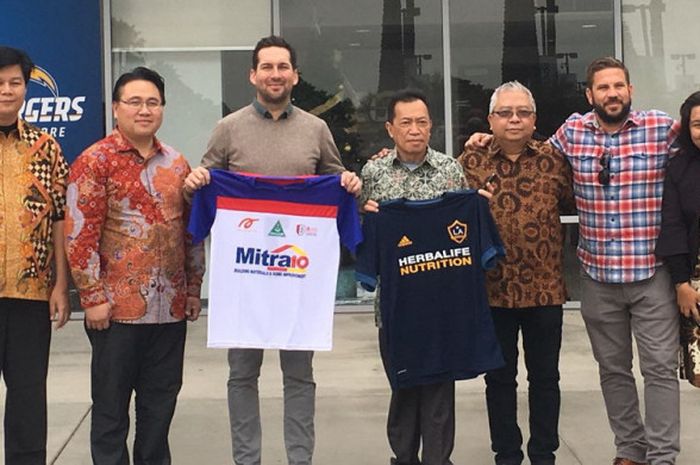 CEO IDGEN UNI PAPUA FC, Harry Widjaja (kiri), bersama jajarannya berfoto bersama Director of Soccer Operation & Team Administration, Gordon Klestan (ketiga dari kiri) dan Manager Youth Academy, William Bizzaro (kedua dari kanan) di depan markas LA Galaxy, Stadion StubHub Center, Carson, Amerika Serikat, pada Rabu (20/12/2017).