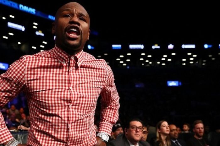 Floyd Mayweather menghadiri sebuah pertandingan tinju IBF Junior Lightweight Championship di Barclays Center, New York, Amerika Serikat, 14 Januari 2017.