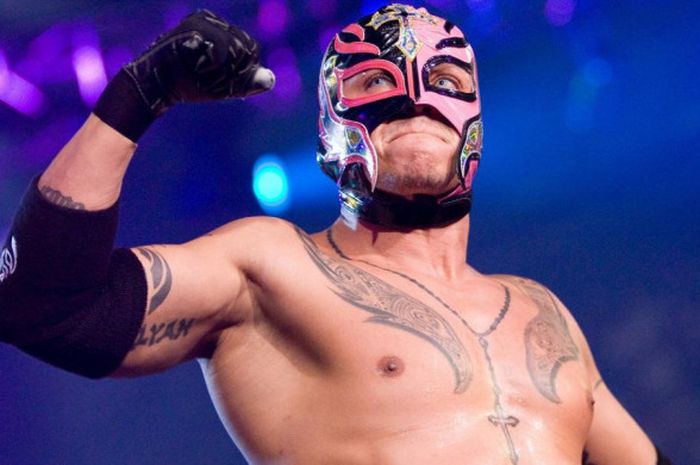 Rey Mysterio kala melakoni pertandingan pada musim 2011.