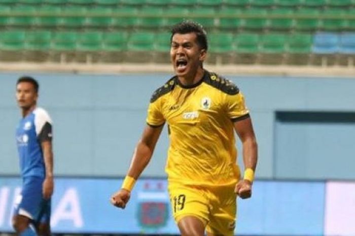 Ekspresi penyerang Tampines Rovers, Khairul Amri seusai mencetak gol ke gawang Home United pada lanjutan Liga Singapura 2017 di Stadion Jalan Besar, Jumat (12/5/2017).