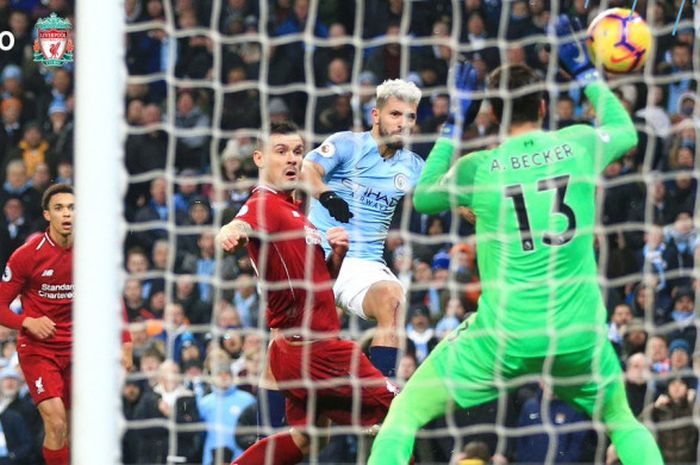 Penyerang Manchester City, Sergio Aguero (kedua dari kanan), mencetak gol ke gawang Liverpool dalam laga Liga Inggris di Stadion Etihad, Manchester pada 3 Januari 2018.