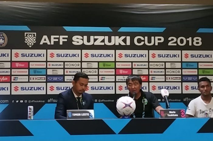 Pelatih timnas Timor Leste, Norio Tsukitate (tengah), dalam jumpa pers seusai laga Piala AFF 2018 kontra timnas Indonesia di Stadion Utama Gelora Bung Karno (SUGBK), Senayan, Jakarta Pusat, Selasa (13/11/2018). 