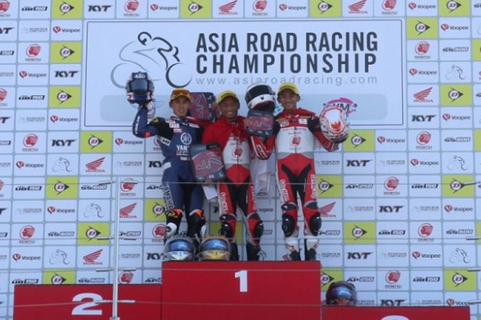 2 Pebalap Astra Honda Motor Indonesia, Rheza Danica Ahrens  (tengah) dan Mario Suryo Aji (kanan), berhasil mengibarkan bendera Merah Putih pada balapan pertama Asia Road Racing Championship (ARRC) 2018 seri ketiga yang berlangsung di Sirkuit Suzuka, Jepang (2/6/2018). 