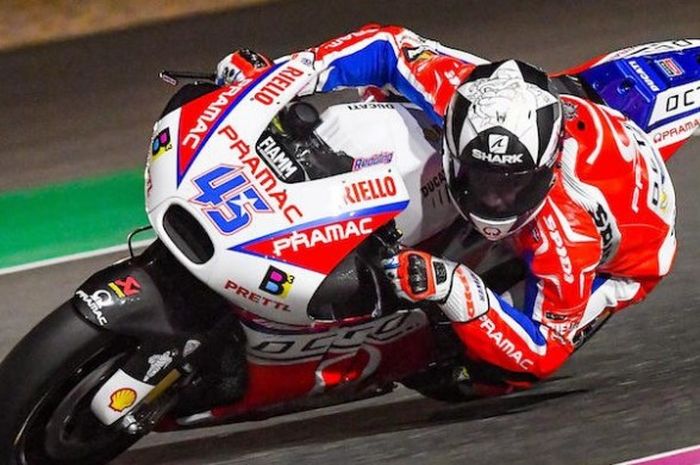 Pebalap Pramac Racing asal Inggris, Scott Redding, memacu motornya pada sesi latihan bebas kedua GP Qatar di Sirkuit Internasional Losail, Jumat (24/3/2017).