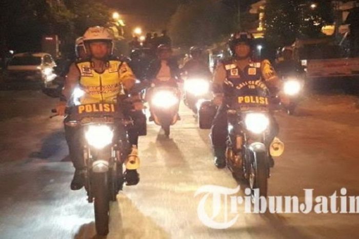 Kepolisian Jawa Timur saat berpatroli sahur dengan mengajak bonek keliling kampung.