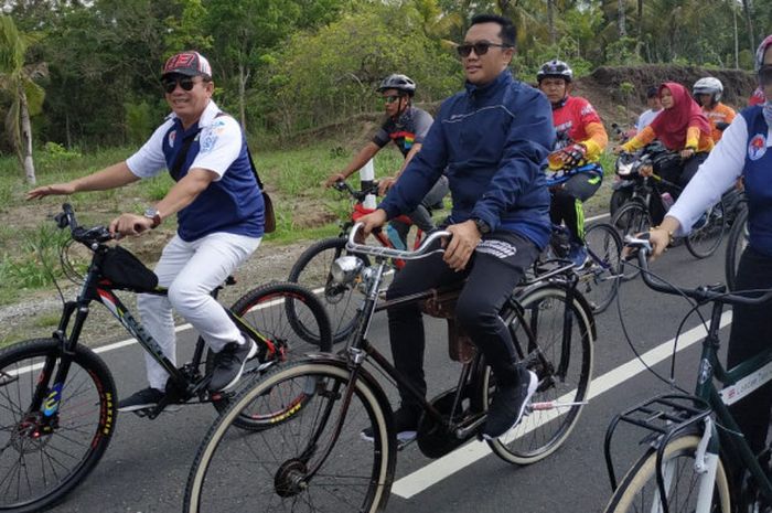 Menteri Pemuda dan Olahraga RI Imam Nahrawi bersama sang istri mengikuti kegiatan etape ke-24 Sepeda Nusantara 2018 di Kabupaten Kebumen, Jawa Tengah, Minggu (11/11/2018) pagi.