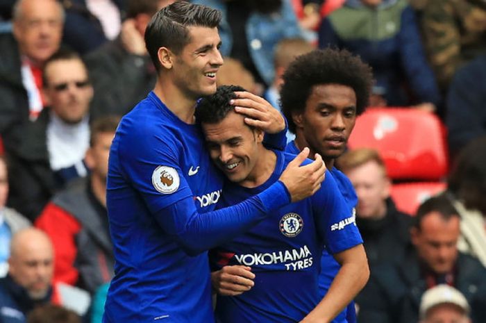 Gelandang serang Chelsea, Pedro Rodriguez (tengah), mendapat ucapan selamat dari Alvaro Morata (kiri) seusai mencetak gol ke gawang Stoke City dalam laga Liga Inggris 2017-2018 di Stadion Bet365, Stoke-on-Trent, Inggris, pada Sabtu (23/9/2017).