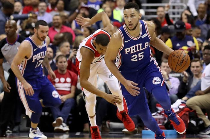 Pebasket rookie Philadelphia 76ers, Ben Simmons (#25), menggiring bola saat menjalani pertandingan melawan Washington Wizards pada laga pertama NBA musim 2017-2018 di Capital One Arena, Washington, DC, Rabu (18/10/2017).