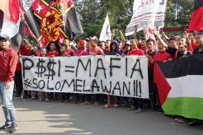 Aksi suporter Persis di luar Stadion Manahan Solo, Minggu (30/7/2017).