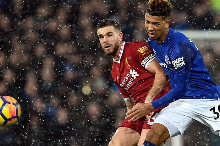 Gelandang Liverpool, Jordan Henderson (kiri), berebut bola dengan bek Everton, Mason Holgate, saat kedua tim bentrok dalam laga lanjutan Liga Inggris 2017-2018 di Stadion Anfield, Liverpool, pada 10 Desember 2017.