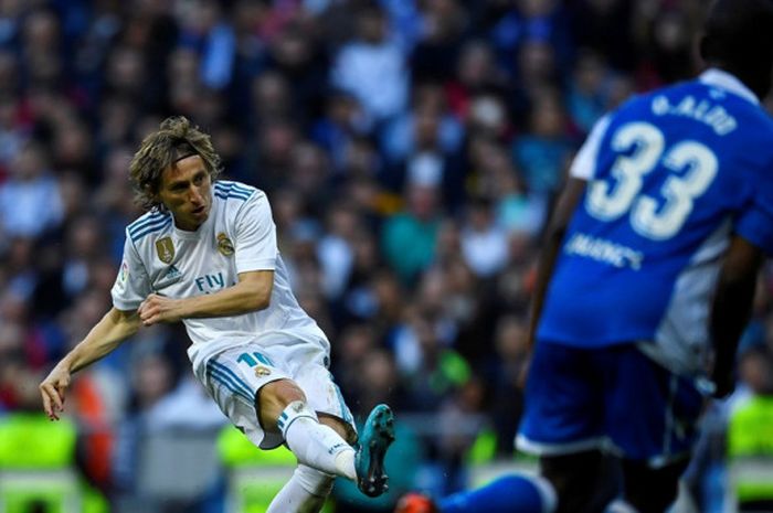 Gelandang Real Madrid, Luka Modric (kiri), mencetak gol dalam laga Liga Spanyol kontra Deportivo La Coruna di Stadion Santiago Bernabeu, Madrid, pada 21 Januari 2018.