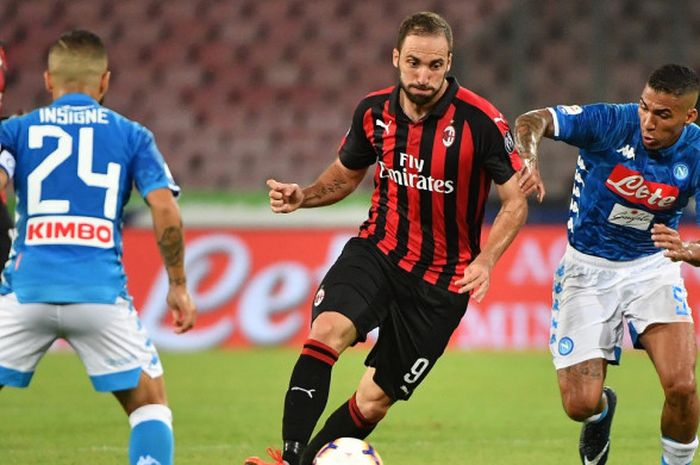 Striker AC Milan, Gonzalo Higuain, dalam laga Liga Italia kontra Napoli, Sabtu (25/8/2018) di Stadion San Paolo, Naples.