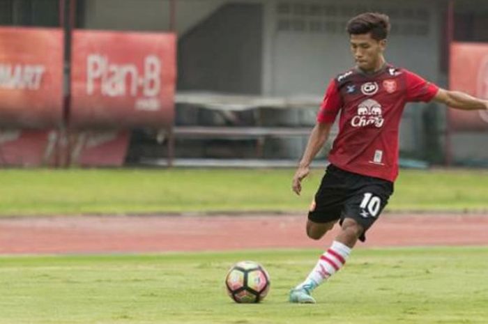 Aksi Penyerang asal Myanmar, Aung Thu (kiri) saat latihan Police Tero dalam persiapan ke Liga Thailand 1 2018 pada 24 Januari 2018. 