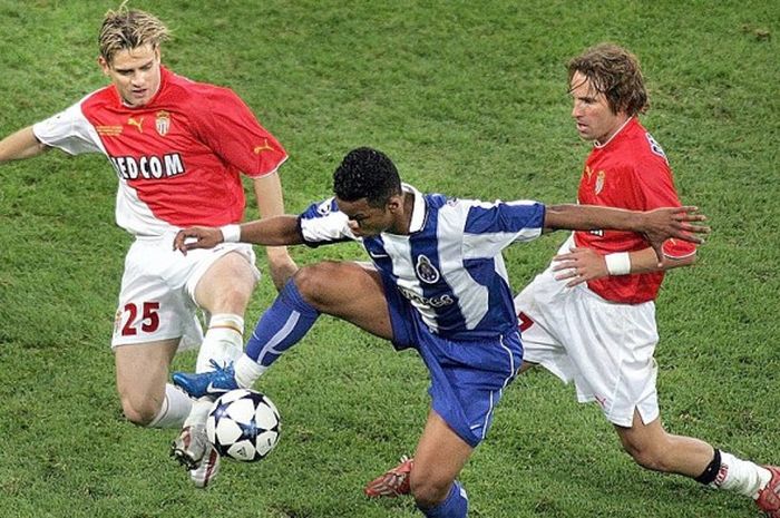 Gelandang Porto, Carlos Alberto (tengah), berupaya mengontrol bola dibayangi oleh pemain Monaco, Jerome Rothen (kiri) dan Lucas Bernardi, dalam laga final Liga Champions 2003/2004 di Stadion Arena AufSchalke, Gelsenkirchen, pada 26 Mei 2004.