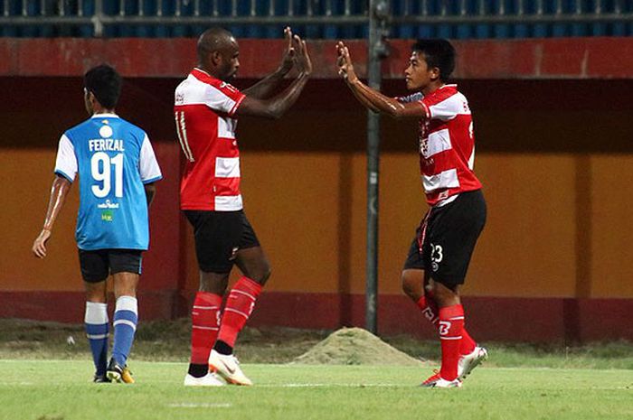  Pemain Madura United, Greg Nwokolo (kiri) dan Bayu Gatra, merayakan gol saat melawan Barito Putera dalam laga uji coba di Stadion Ratu Pamelingan, Madura, pada Minggu (2/9/2018) malam. 