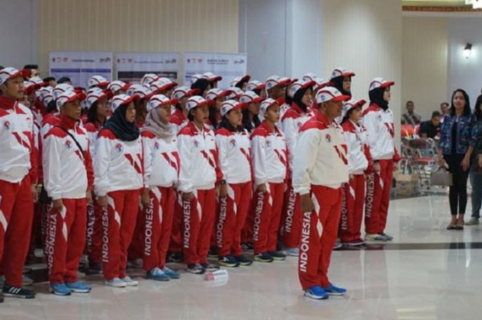 Kontingen Indonesia untuk SEA Games 2017 menyanyikan lagu Indonesia Raya dalam acara pengukuhan di Wisma Kemenpora, Senayan, Jakarta, Rabu (2/8/2017).