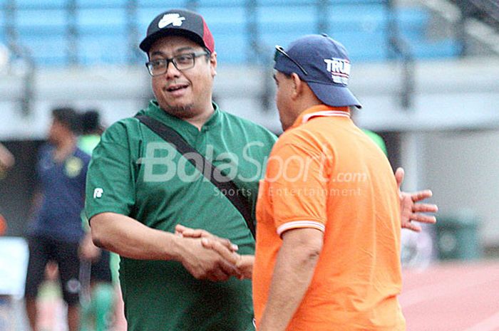 Manajer Persebaya, Chairul Basalamah saat berada di tepi lapangan usai melihat Persebaya latihan di Gelora Bung Tomo beberapa waktu lalu.