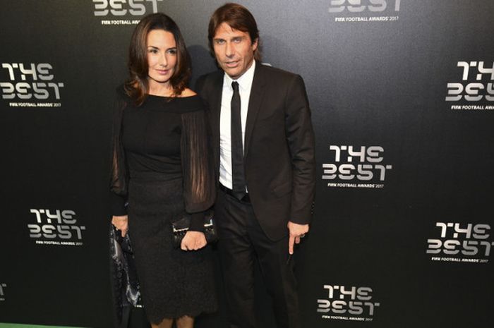 Manajer Chelsea, Antonio Conte, bersama istrinya, Elisabetta, berpose saat tiba di acara The Best FIFA Football Awards di London, Inggris, pada 23 Oktober 2017.