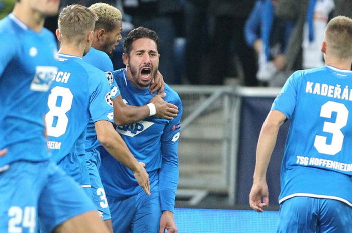 Selebrasi penyerang Hoffenheim, Ishak Belfodil (kedua dari kanan), saat merayakan gol yang ia cetak ke gawang Manchester City dalam laga Grup F Liga Champions 2018-2019 di Stadion Wirsol Rhein Neckar Arena, Hoffenheim, Jerman, pada Selasa (2/10/2018).