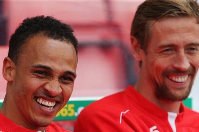 Senyum dua penyerang Stoke City, Peter Odemwingie dan Peter Crouch (kanan) saat timnya menjamu Sunderland pada laga Premier League 2014-2015 di Britannia Stadium, 25 April 2015.