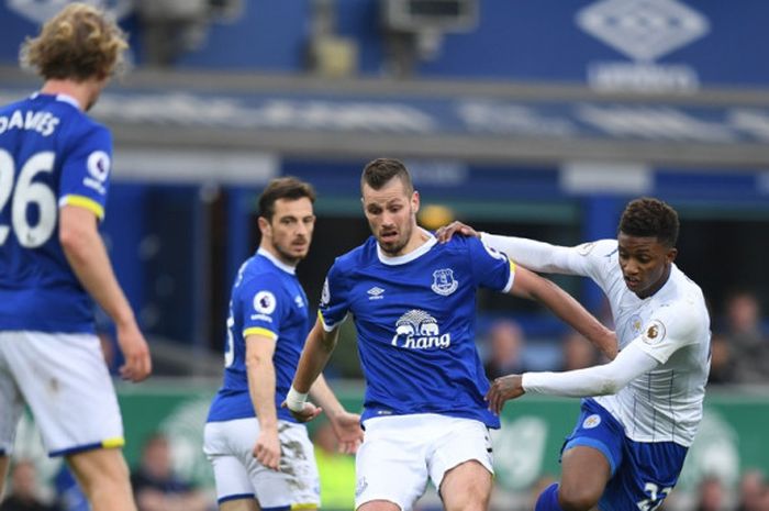 Gelandang Leicester City, Demarai Gray (kanan), berduel dengan pemain Everton, Morgan Schneiderlin, dalam laga Liga Inggris di Stadion Goodison Park, Liverpool, pada 9 April 2017.