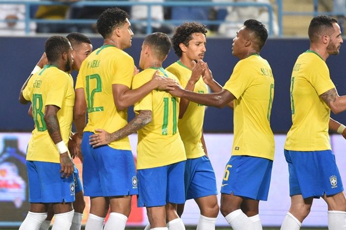 Penyerang Brasil, Gabriel Jesus (kedua dari kiri), merayakan gol ke gawang Arab Saudi dalam laga persahabatan di Stadion King Saud University, Riyadh, Arab Saudi pada 12 Oktober 2018.