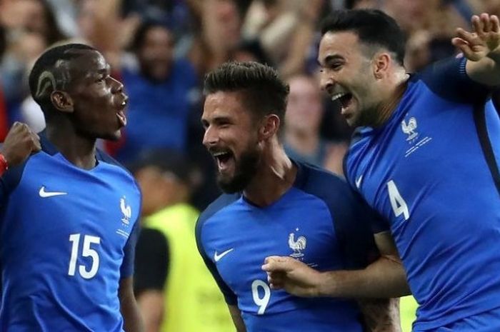  Gelandang timnas Prancis, Paul Pogba (kiri), melakukan selebrasi dalam pertandingan Grup A Piala Eropa 2016 kontra Rumania di Stade de France, Paris, 10 Juni 2016. 