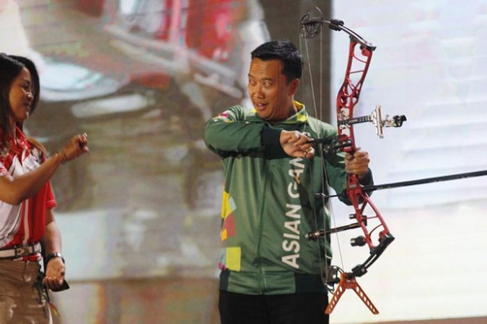 Atlet panahan andalan Indonesia di Asian Games 2018,  Dellie Threesyadinda (kiri) bersama Menpora Imam Nahrawi pada acara hitung mundur Asian Games 2018 di Surabaya, Sabtu (21/7/2018).