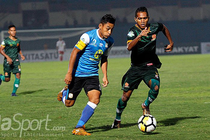    Kapten yang juga penyerang Barito Putera, Samsul Arif (kiri), adu lari dengan pemain PS Tira saat kedua tim bentrol di pekan ke-12 Liga 1 2018 di Stadion Sultan Agung, Bantul, Senin (4/6/2018), malam WIB.   