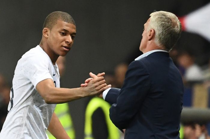 Penyerang Prancis, Kylian Mbappe (kiri), bersalaman dengan sang pelatih, Didier Deschamps, saat ditarik keluar dalam laga persahabatan kontra Italia di Stadion Allianz Riviera, Nice, Prancis pada 1 Juni 2018.