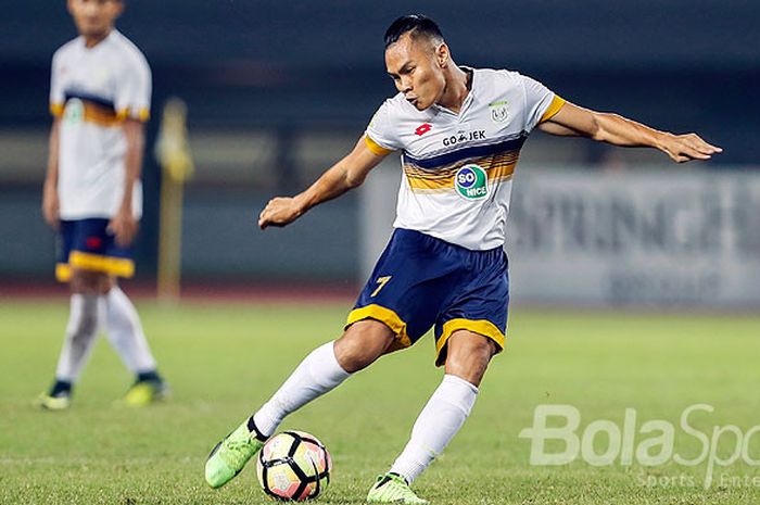 Aksi gelandang Persela Lamongan, Juan Revi, saat tampil melawan Bhayangkara FC dalam laga pekan ke-32 Liga 1 2017 di Stadion Patriot Chandrabhaga, Bekasi, Jawa Barat, Jumat (27/10/2017).