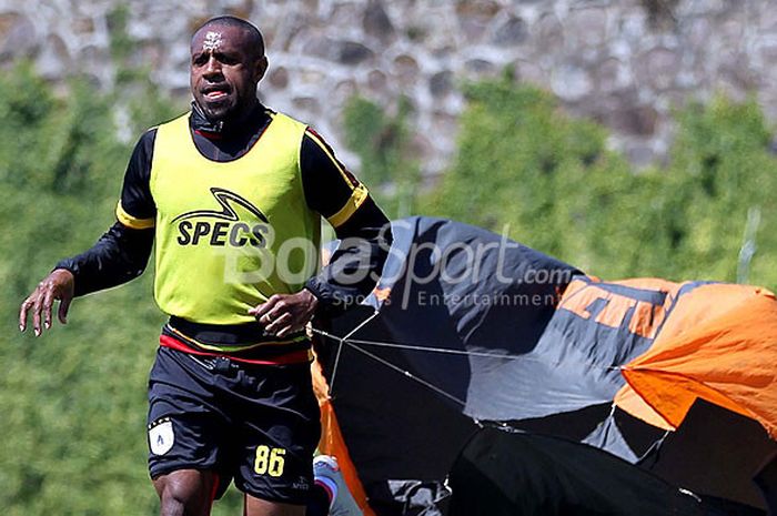  Penyerang Persipura Jayapura, Boaz Solossa, saat mengikuti training center di Agro Kusuma Batu, Jaw