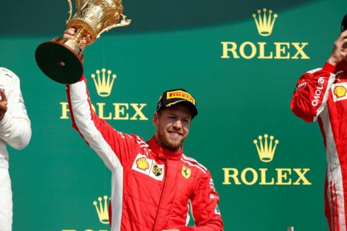  Lewis Hamilton, Sebastian Vettel, dan Kimi Raikkonen saat merayakan podium GP Inggris di Sirkuit Silverstone, Inggris, Minggu (8/7/2018). 